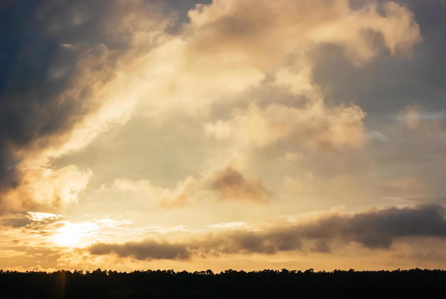 prachtige panoramische zonsonderganghemel met wolken foto