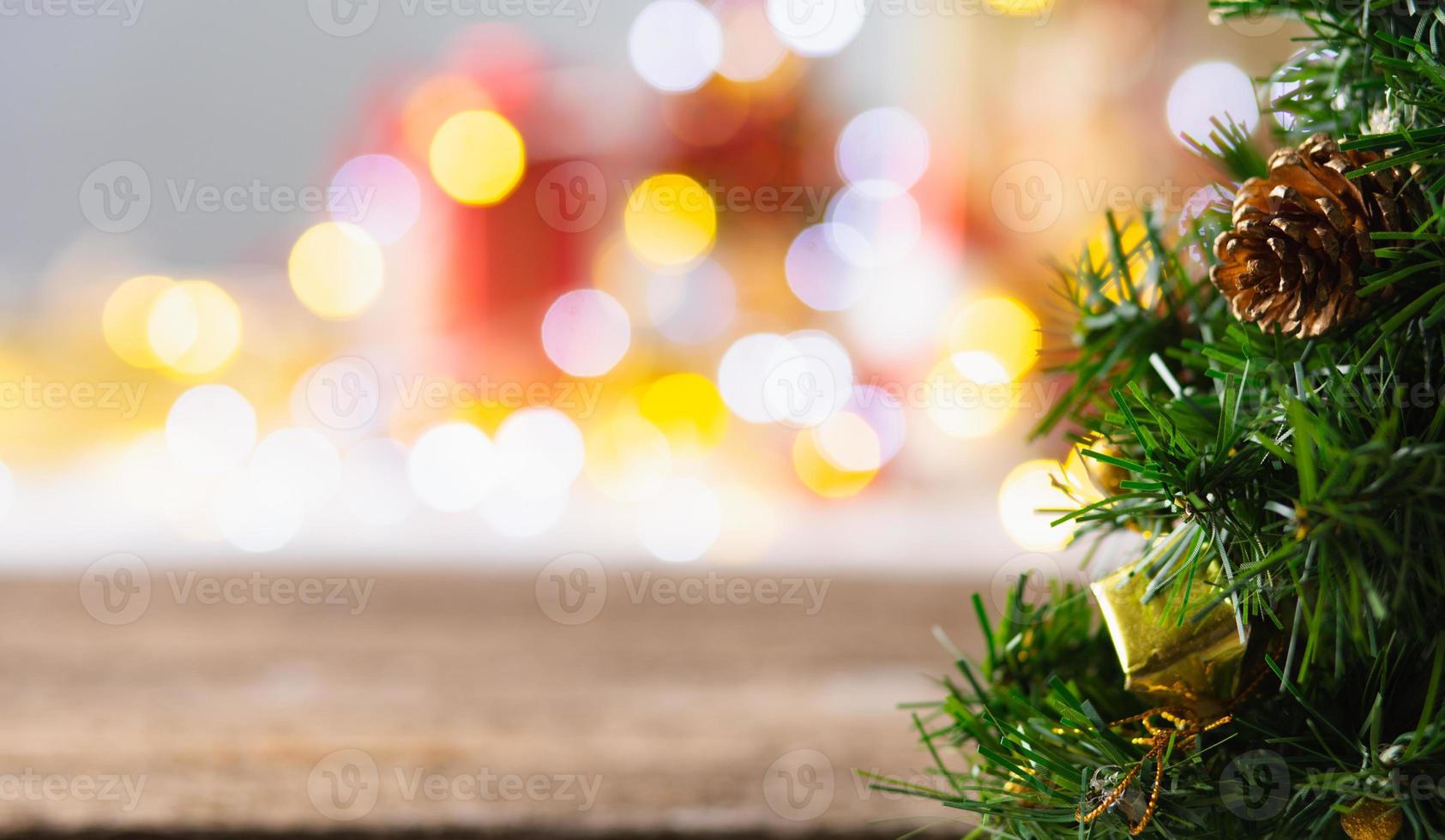 houten tafel en kerstverlichting achtergrond foto