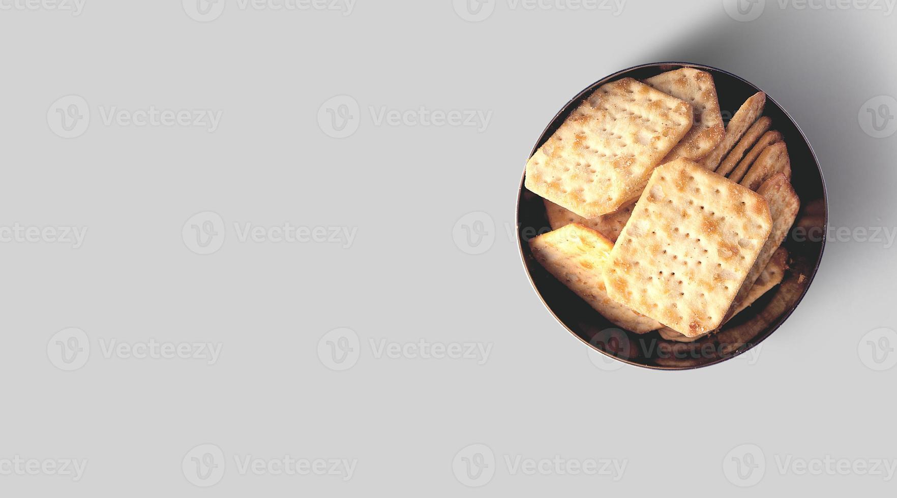 close-up weergave geïsoleerde crackers op grijze achtergrond. kopieerruimte voor tekst toegevoegd. foto