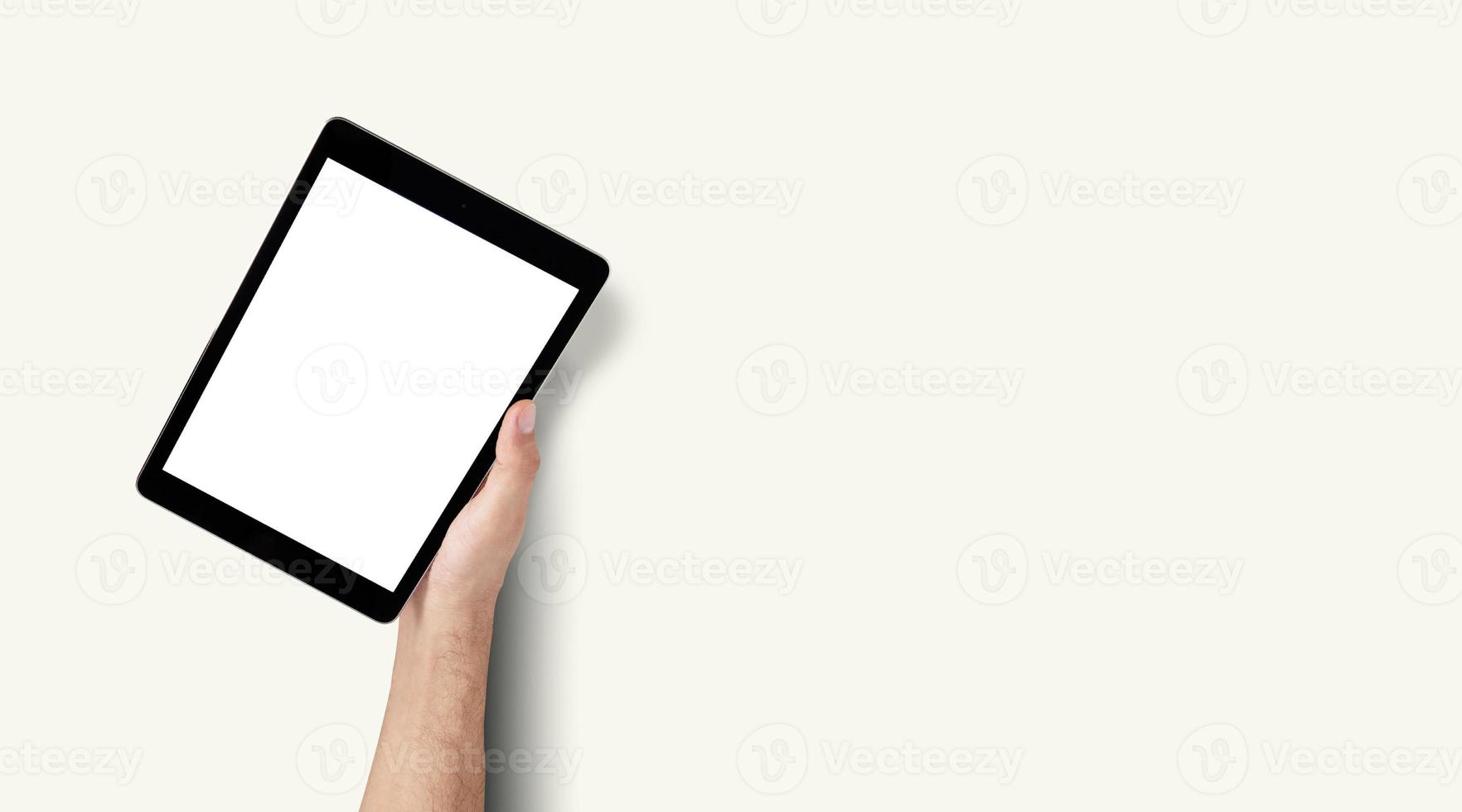 man met slim apparaat met leeg scherm geïsoleerd op een witte achtergrond. mannelijke handen met telefoon, lege ruimte voor tekst foto