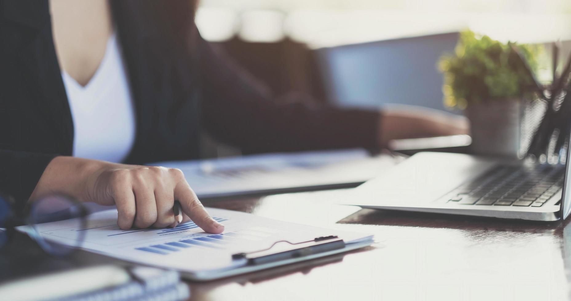 zakenvrouw die rekenmachine gebruikt om wiskunde te financieren op houten bureau in kantoor en zakelijke achtergrond, belasting, boekhouding, statistiek en analytisch onderzoeksconcept foto