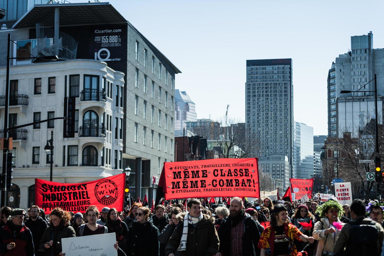 Montreal, Canada, 2 april 2015 - demonstranten nemen de controle over de straten over foto