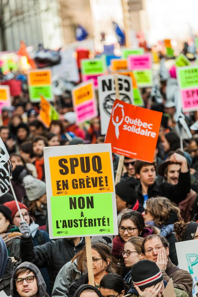 Montreal, Canada, 2 april 2015 - demonstranten met allerlei soorten borden, vlaggen en borden in de straten. foto