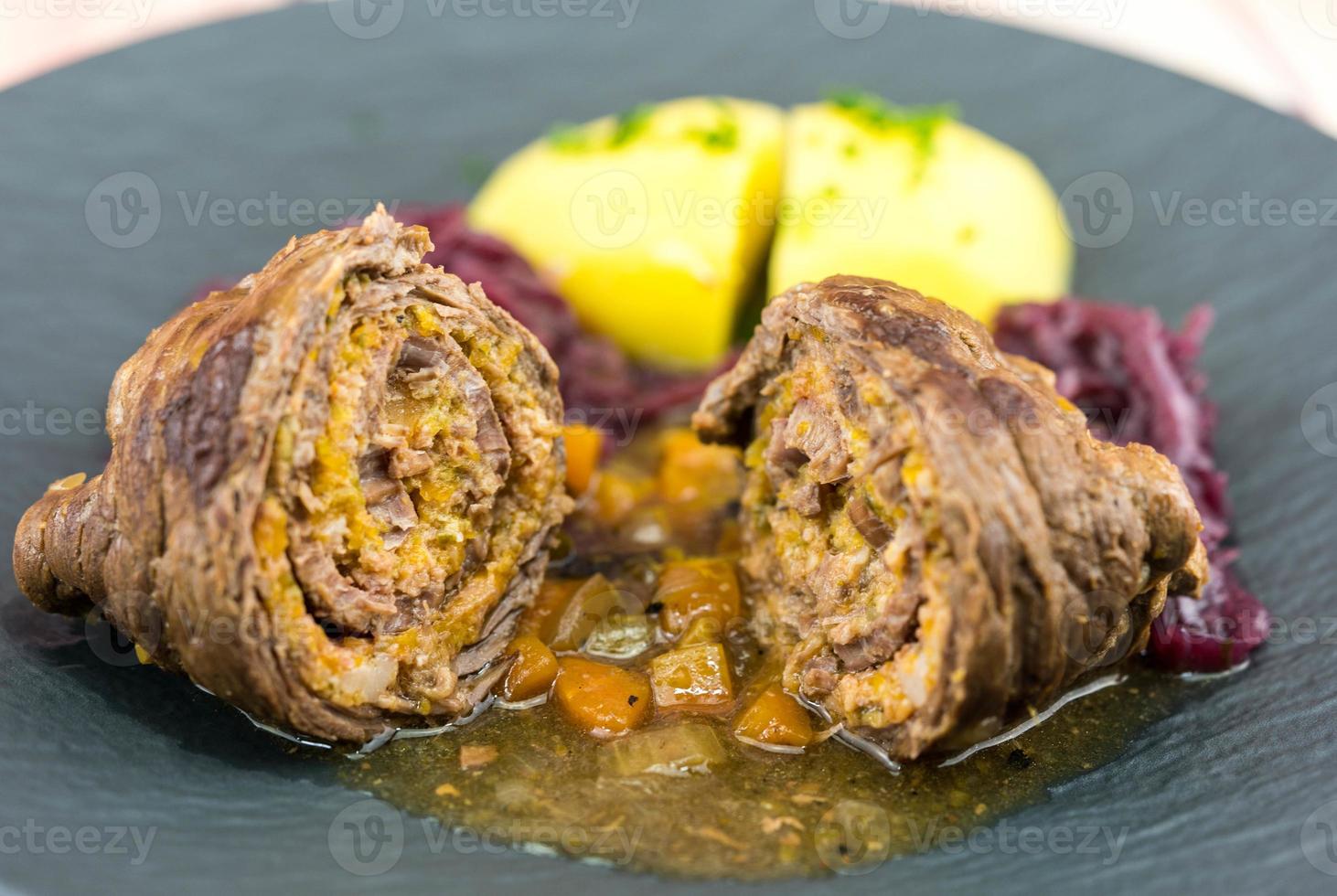 traditionele duitse runderrollade met rode kool foto