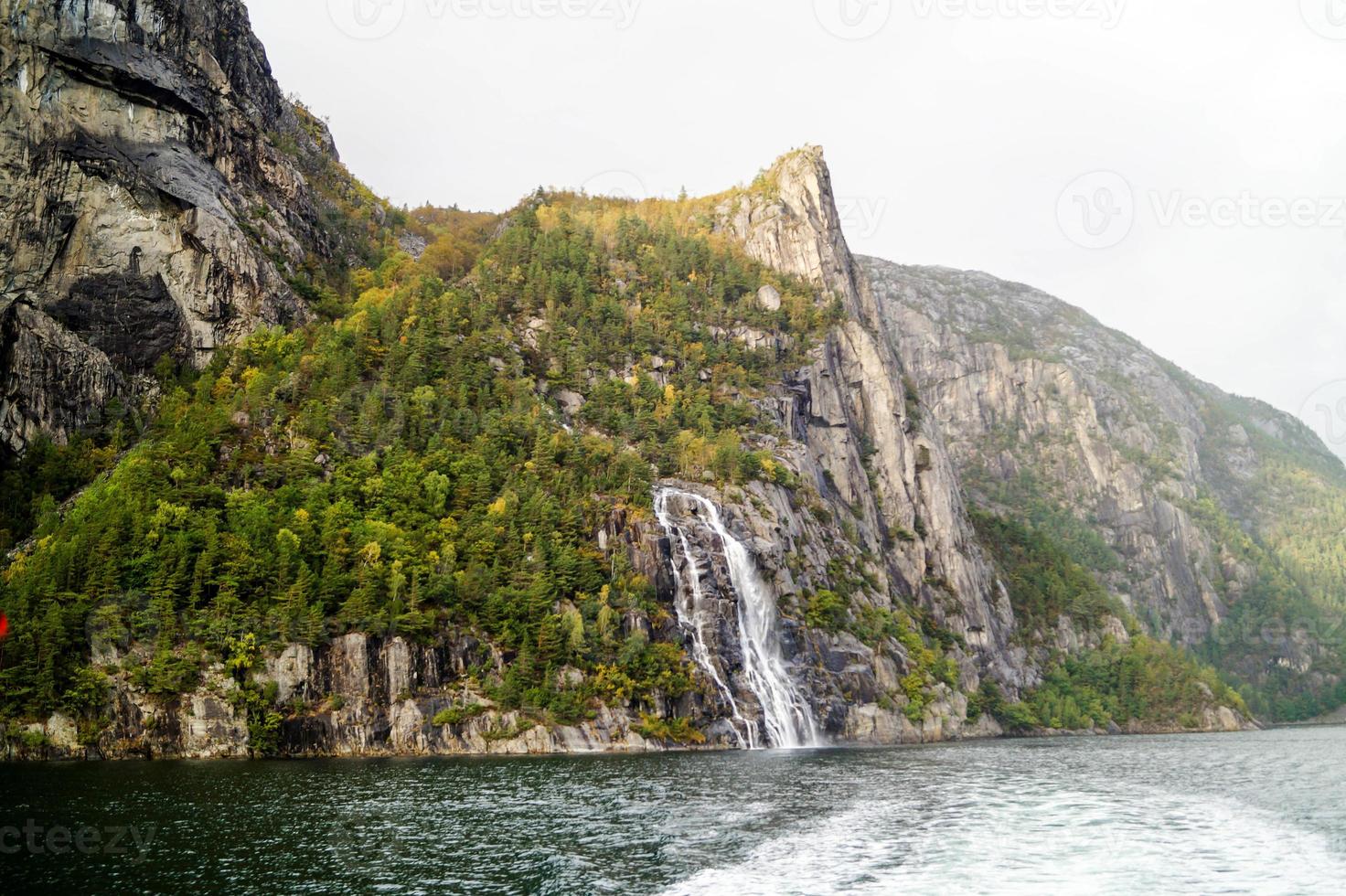 rotsformatie in de lysefjord met de beroemde hengjanefossen waterval foto