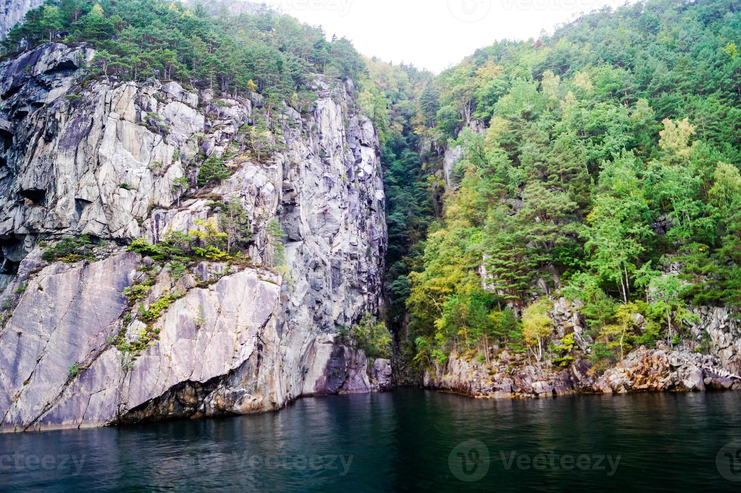 rotsformatie in de lysefjord met de beroemde hengjanefossen waterval foto