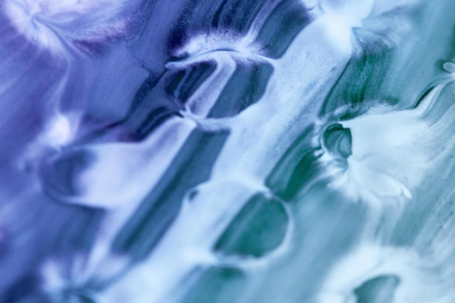 abstracte lichtpaarse mooie vloeibare marmeren vloeibare acrylverf levendige textuur op paars. foto