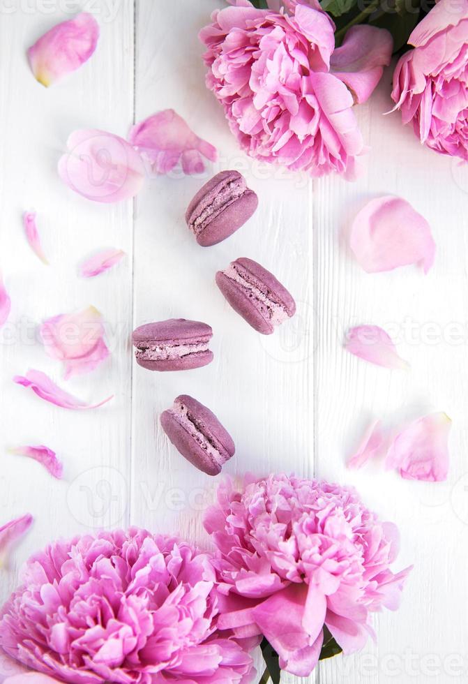 roze pioenroos bloemen met macarons foto