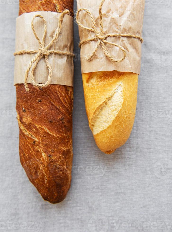 vers brood op tafel foto