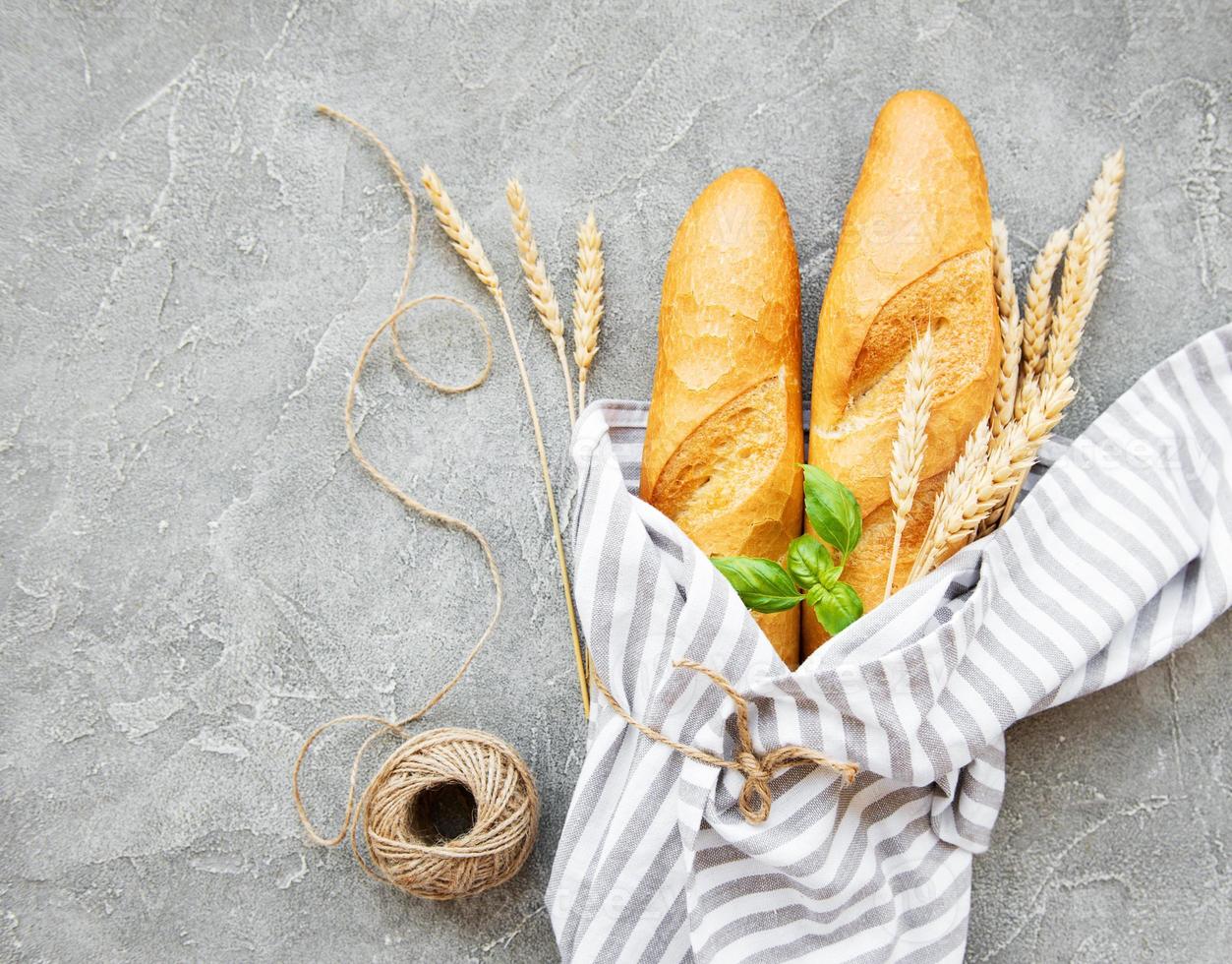 vers brood op tafel foto