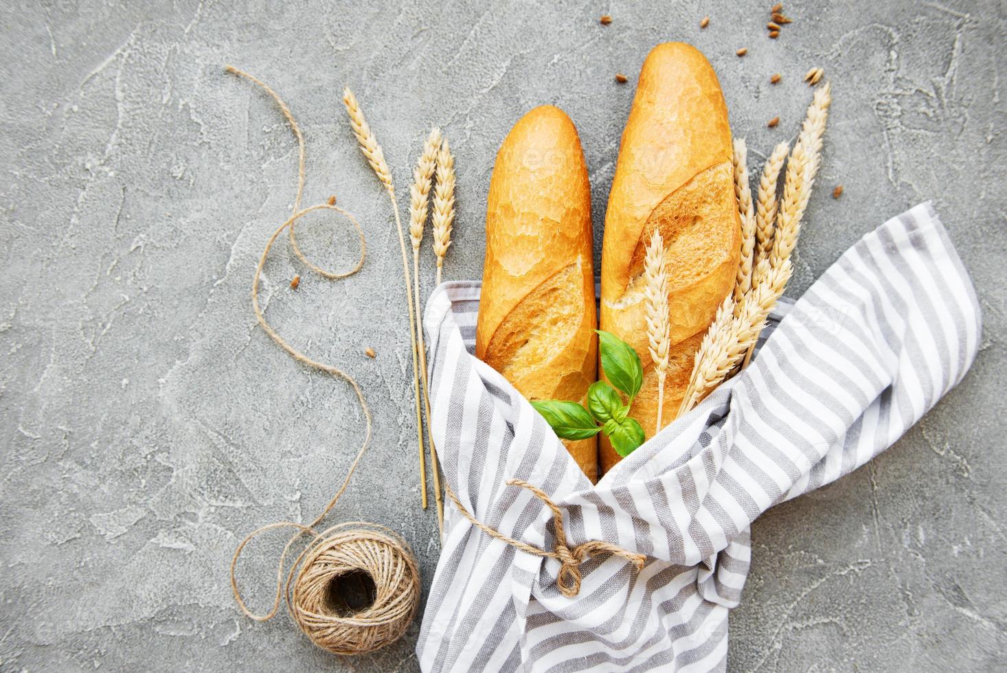 vers brood op tafel foto