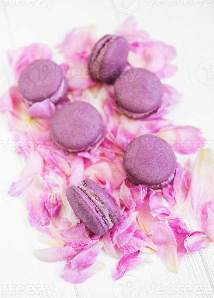 roze pioenblaadjes met macarons foto