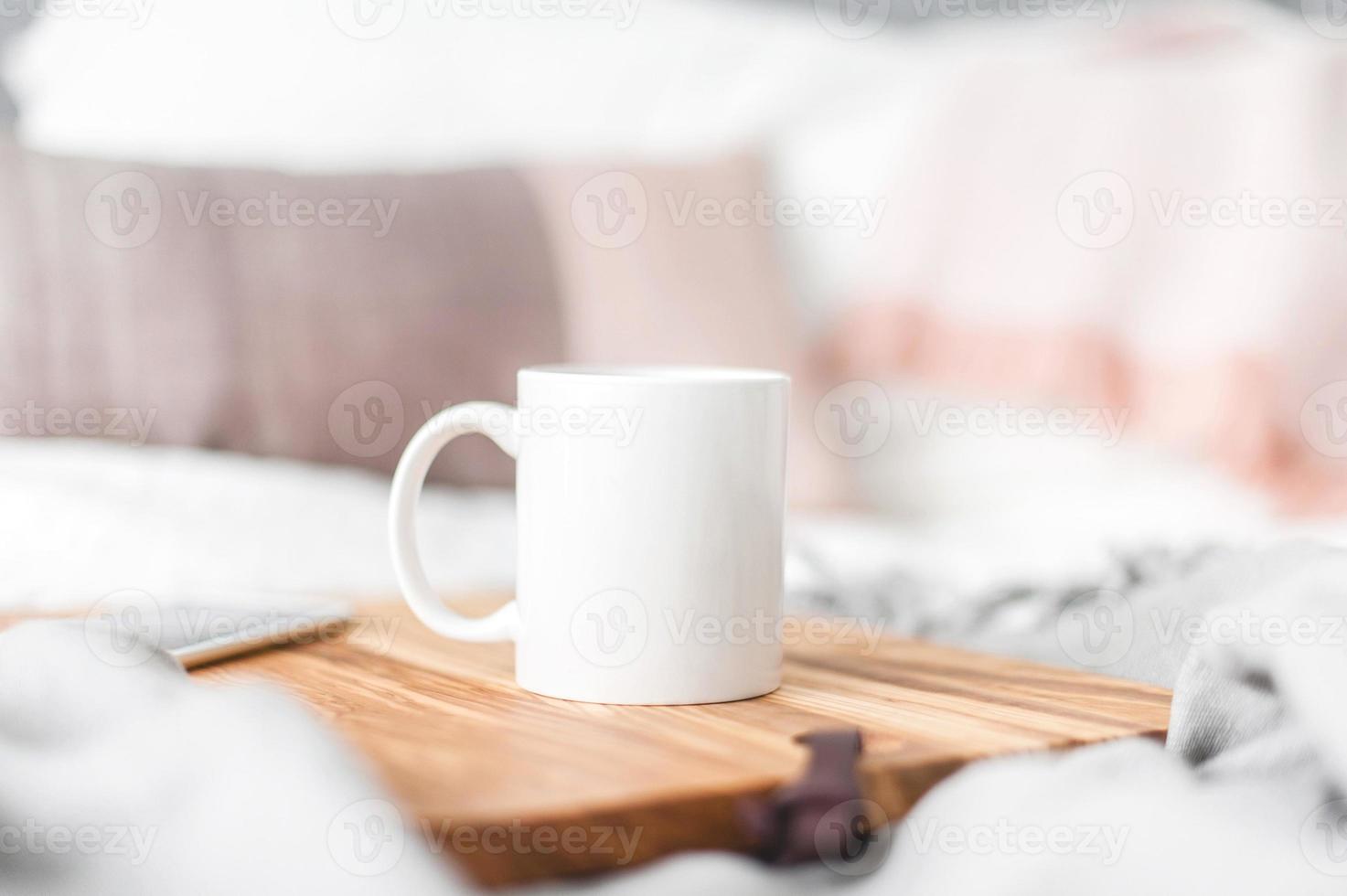 witte koffiemok op houten tafel voor mock-up set geïsoleerd glazig kroesontwerp op wit foto
