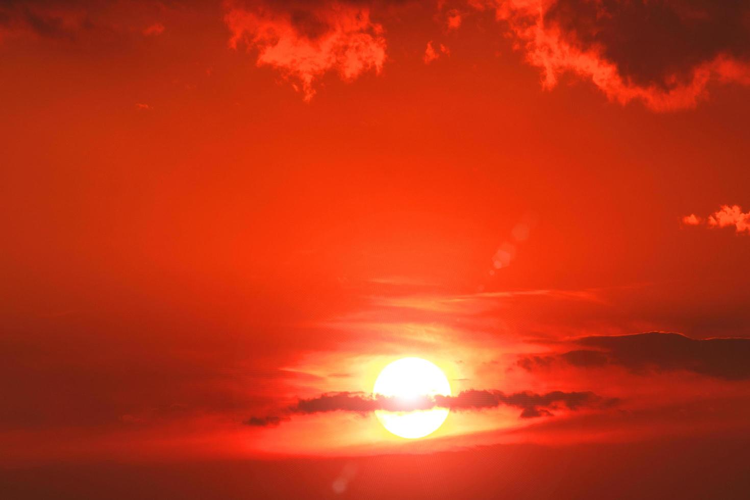 zonsondergang oranje lucht prachtig panorama natuurlijke zonsondergang heldere dramatische lucht foto