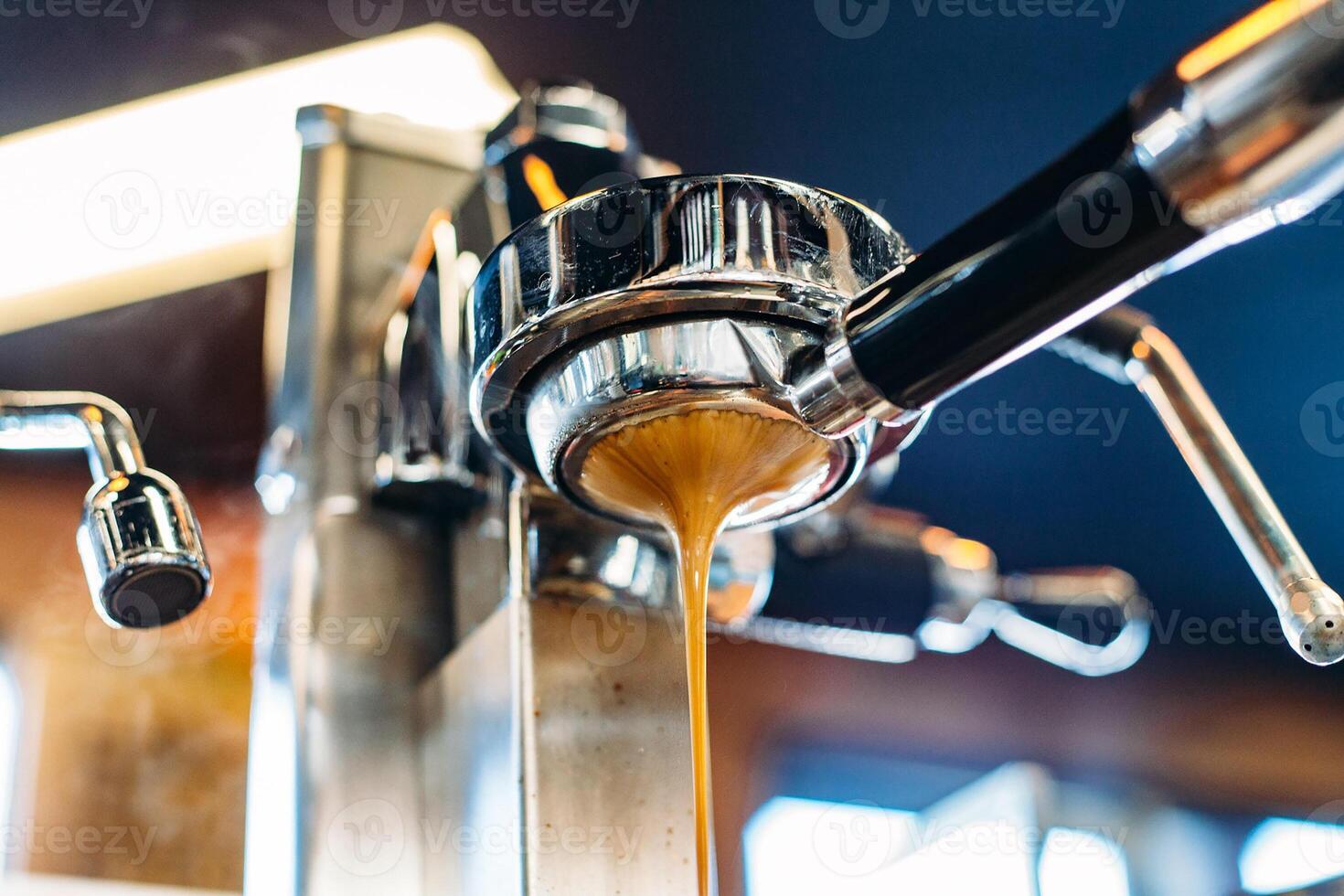 een cappuccino-koffiezetapparaat steelt gekleurd met bewegingsonscherpte foto