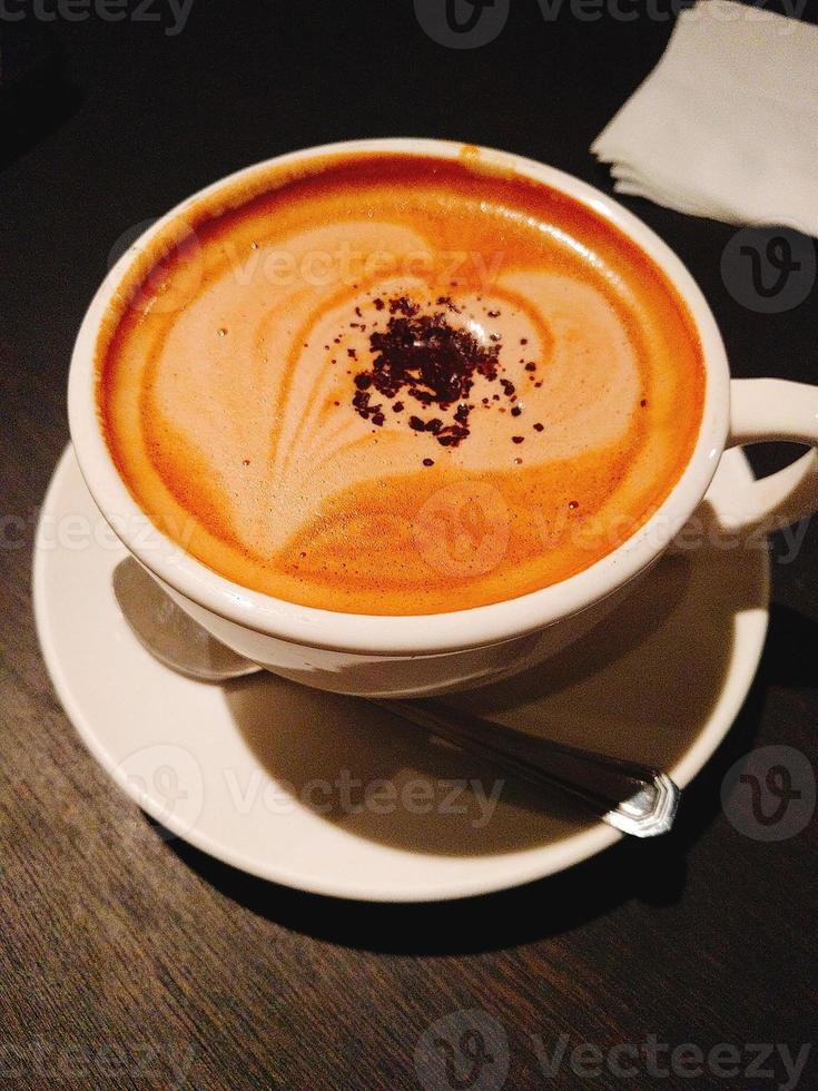 Cappuccino-koffie in een witte kop op tafel foto