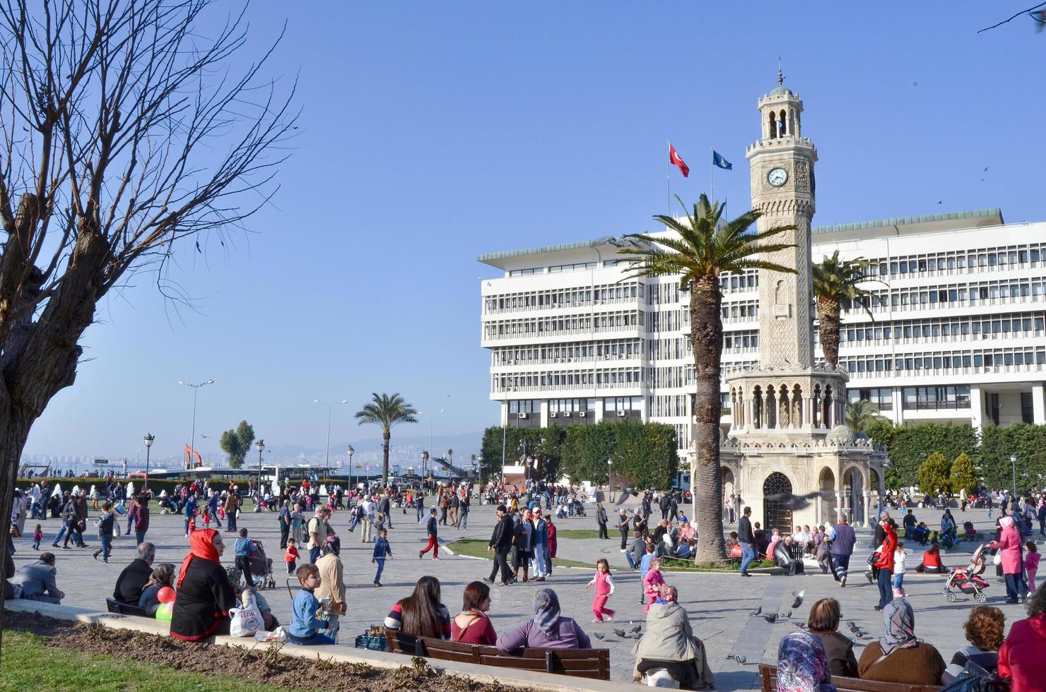 Turkije- izmir klokkentoren plein en mensen foto