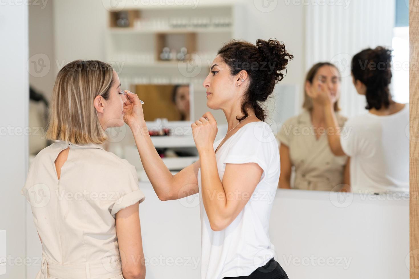 arabische visagist die een vrouw in een schoonheidscentrum maakt. foto