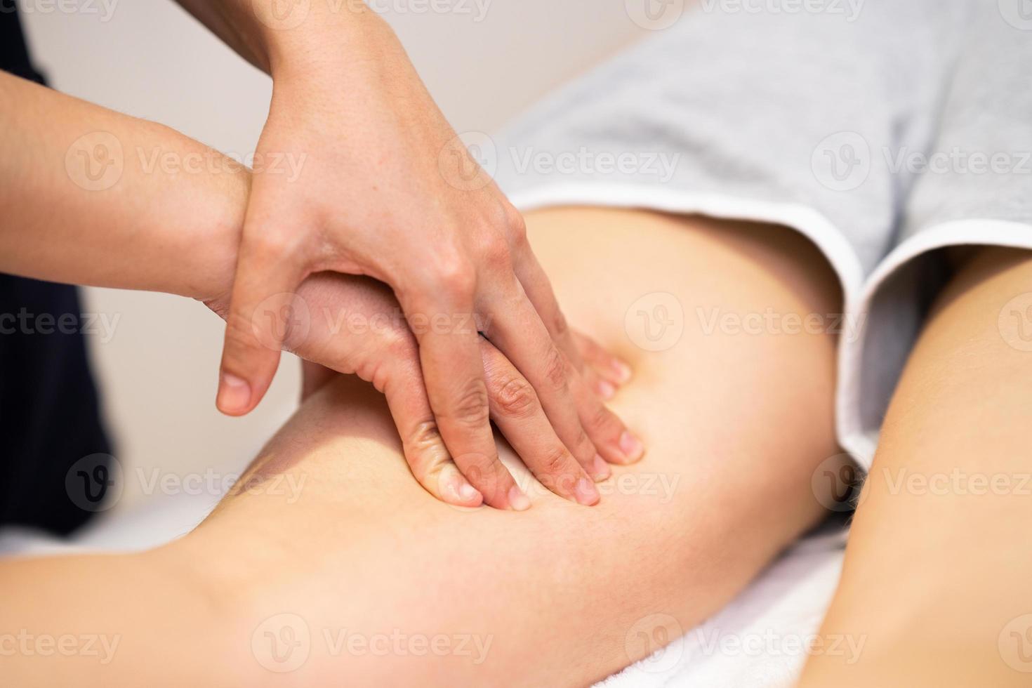 medische massage aan het been in een fysiotherapiecentrum. foto