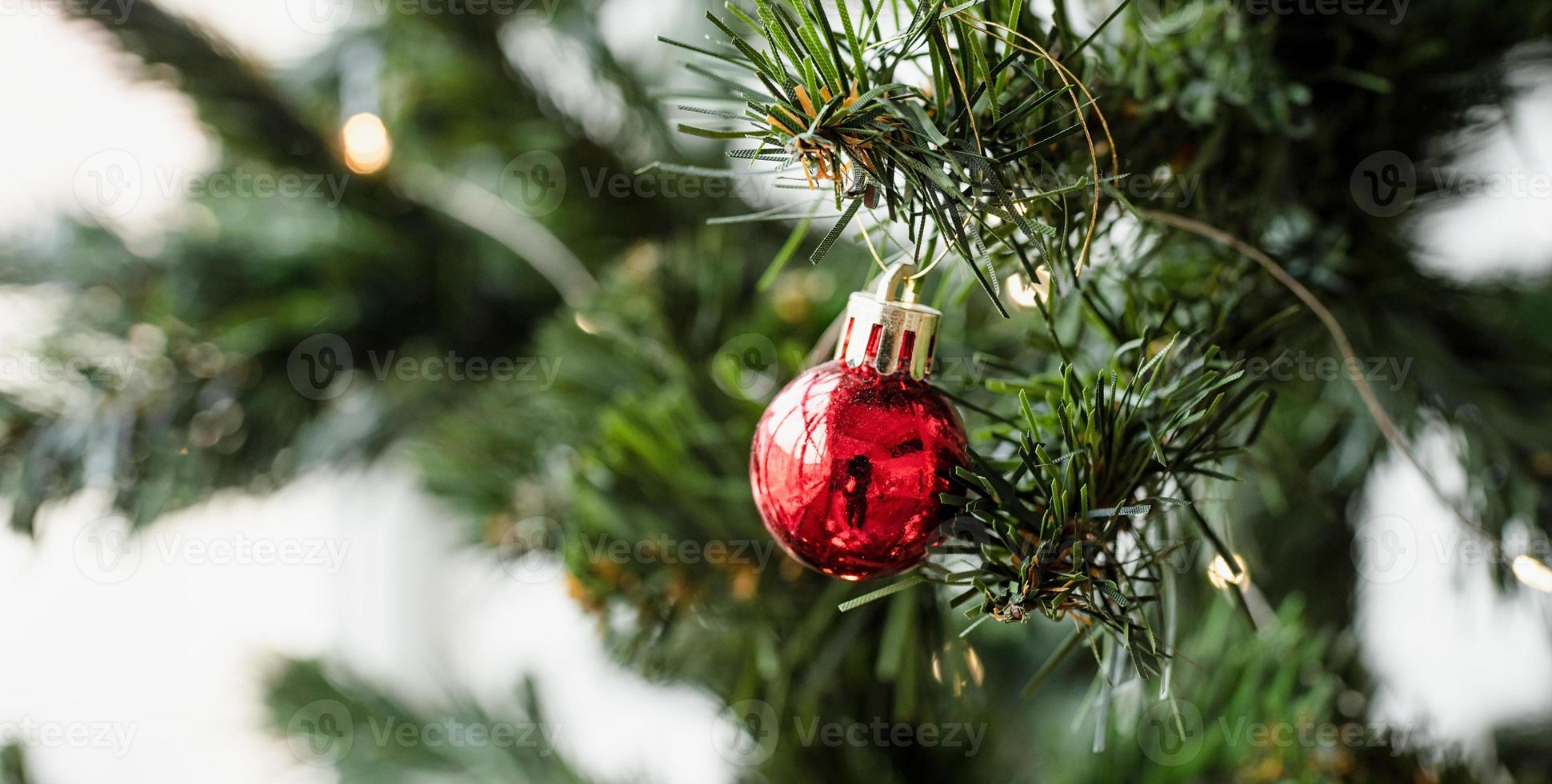 close-up van kerstboomversieringen foto