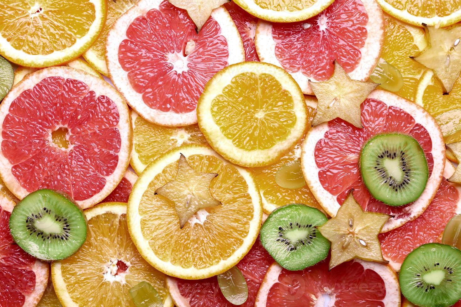 sinaasappel en aardbei en bessen fruit creatieve achtergrond tropisch vers fruit kleurrijk gezond foto