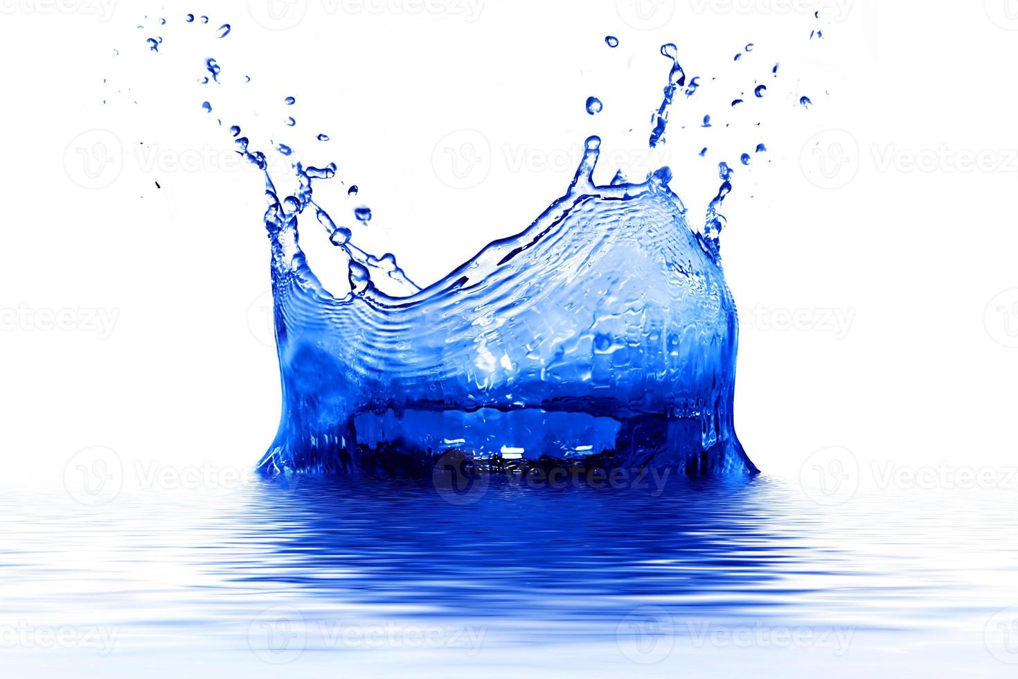 blauw transparant waterplons realistisch mooi blauw schoon water op wit. foto