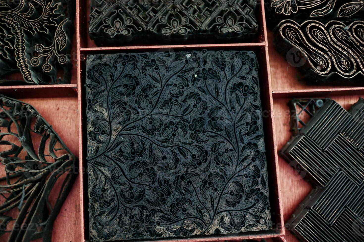 de vorm en het uiterlijk van een kantelkap, een hulpmiddel dat wordt gebruikt voor het maken van originele batik, foto