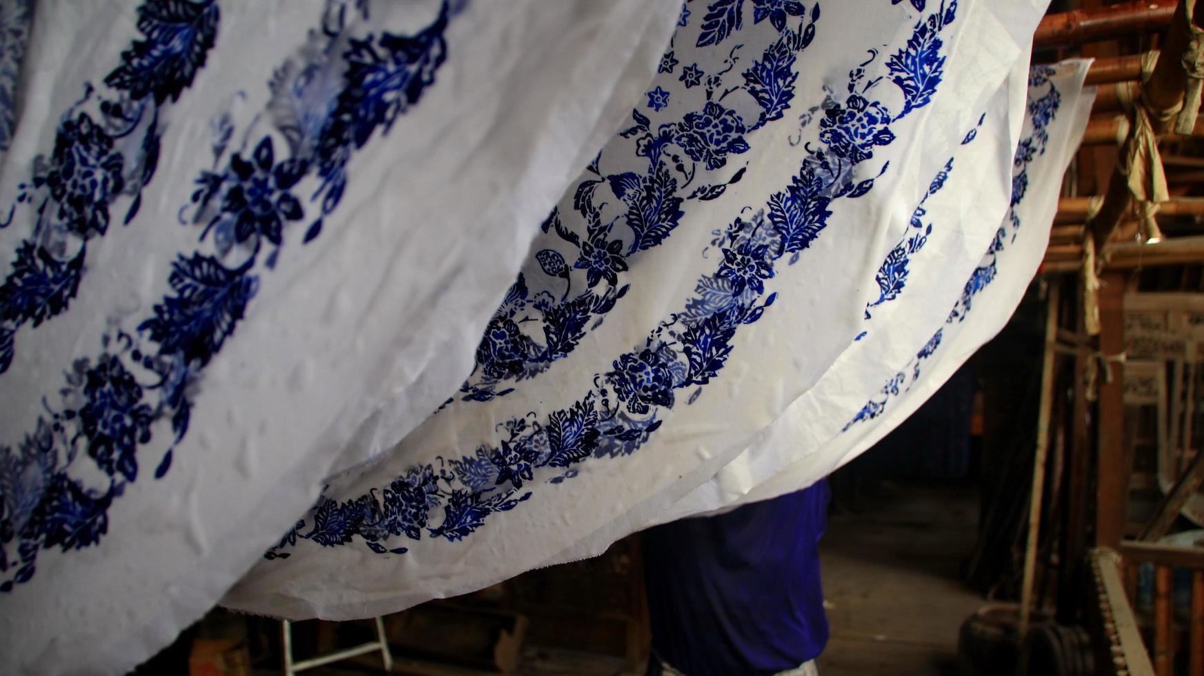 activiteit van het maken van batik, het maken en ontwerpen van witte stof met behulp van kantelen en was door over de stof te slaan, pekalongan, indonesië, 7 maart 2020 foto