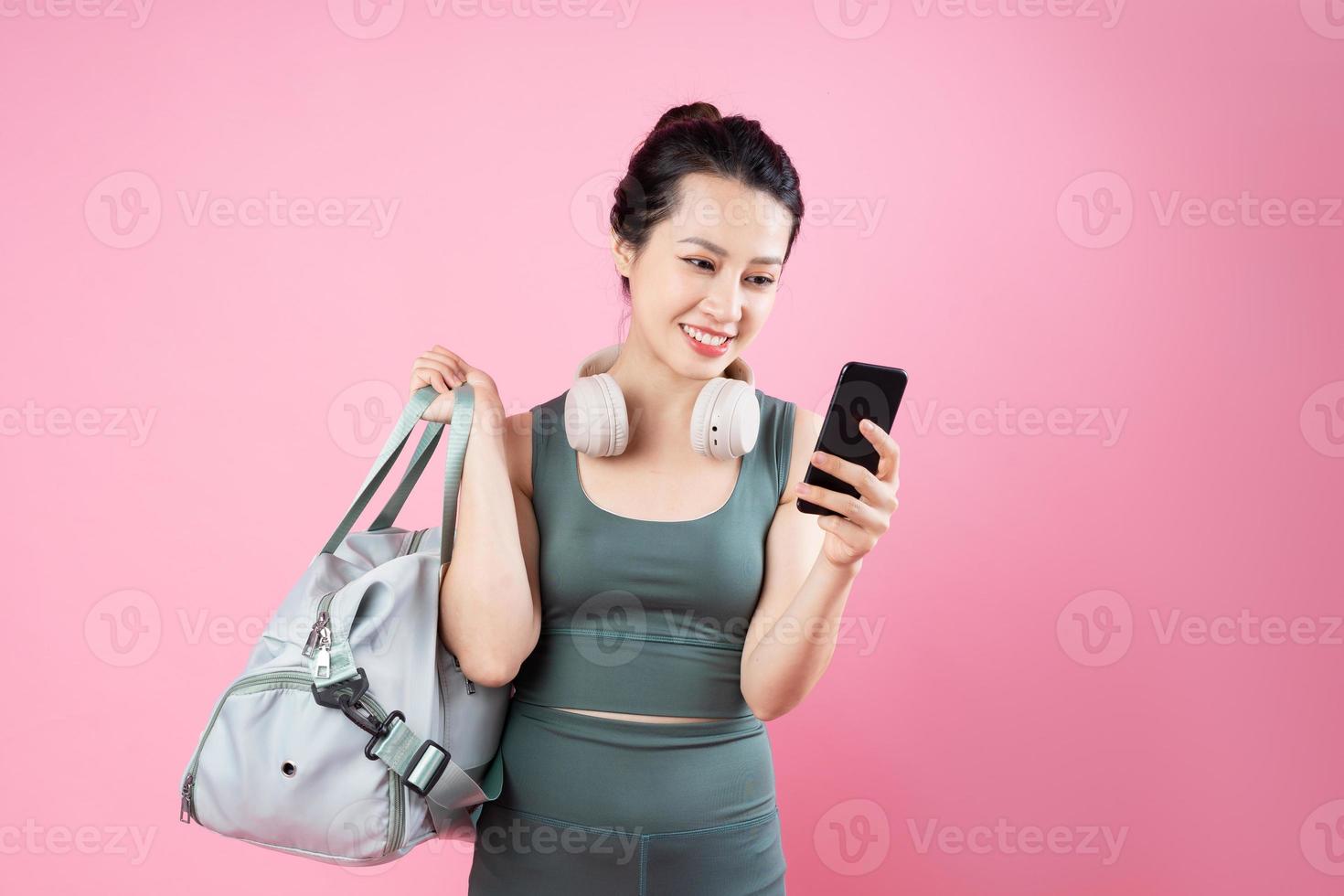 Aziatische fitness meisje portret, geïsoleerd op roze achtergrond foto