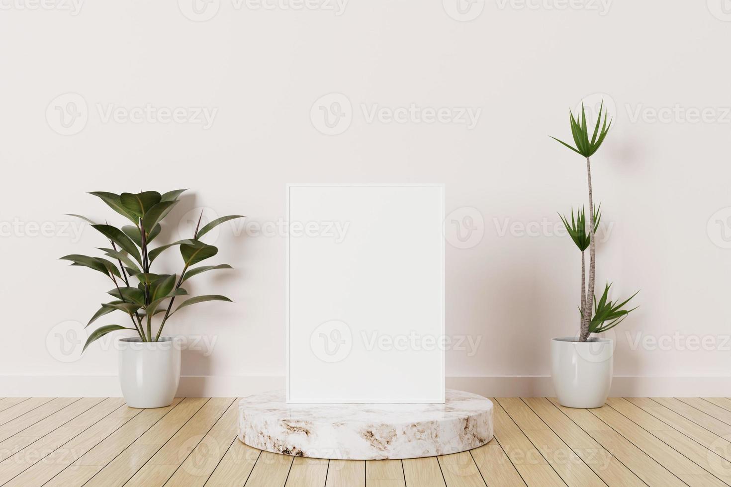 wit verticaal fotolijstmodel op een podiummarmer in lege ruimte met planten op een houten vloer foto