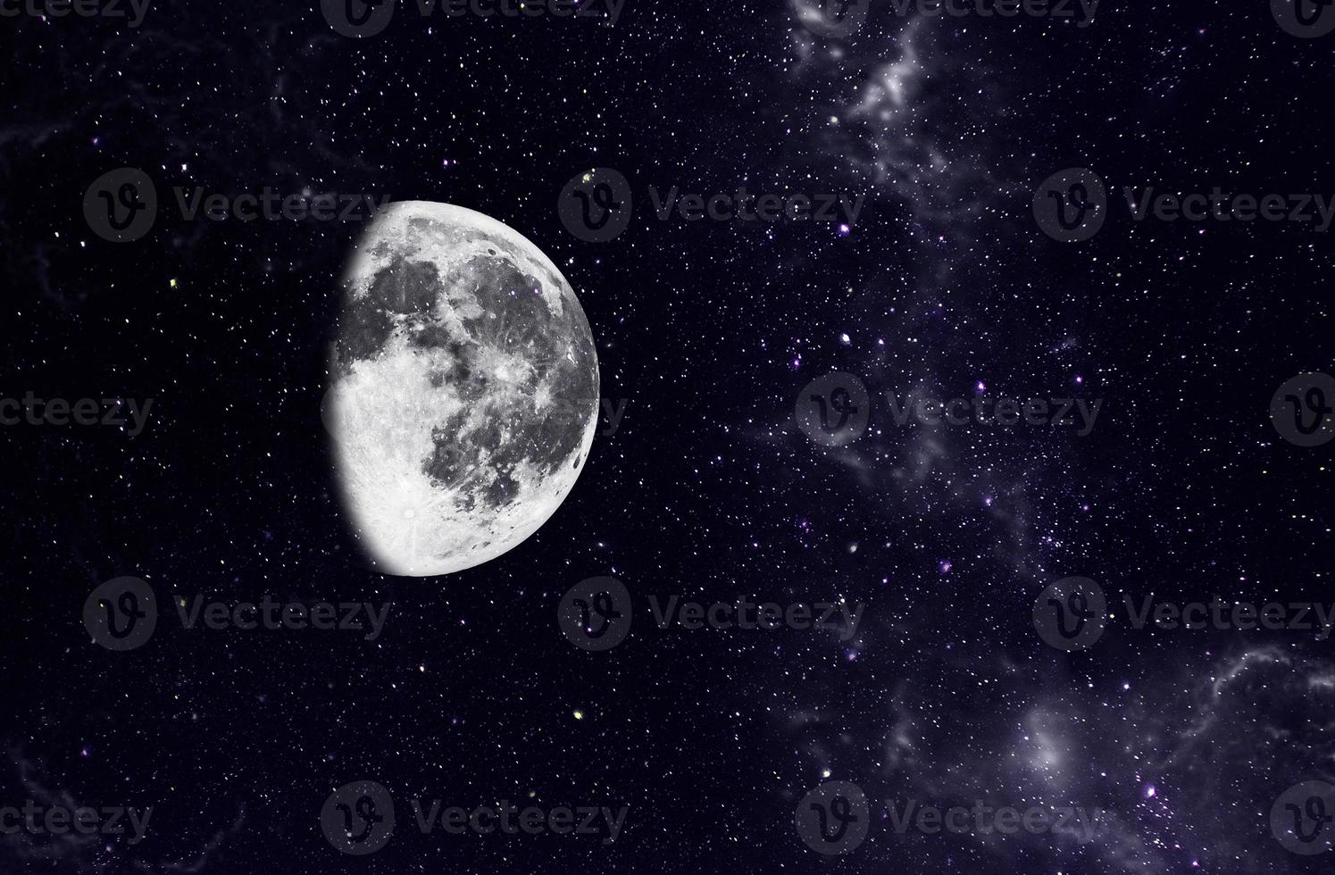 lichtblauw dramatisch sterrenstelsel nachtpanorama vanuit de ruimte van het maanuniversum op de nachtelijke hemel foto