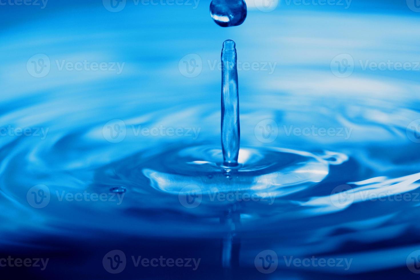 blauwe transparante waterdruppel plons met zeepbel realistisch met blauw. foto