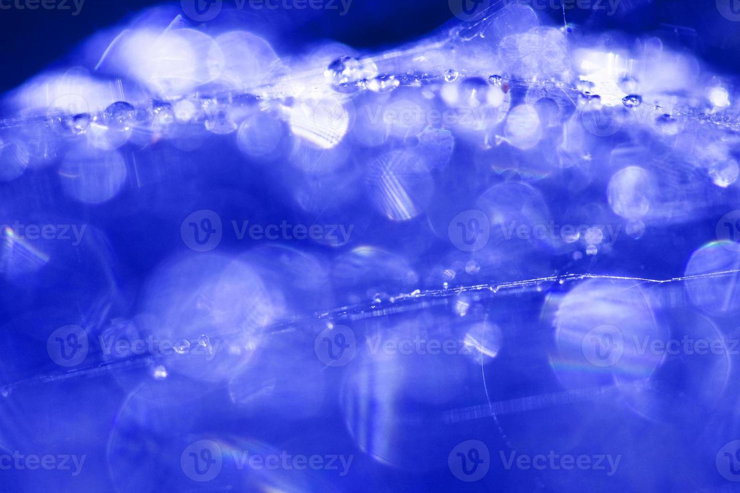 blauwe zee airdrop ochtend water zoom detail patroon textuur natuurlijke regenachtig. foto