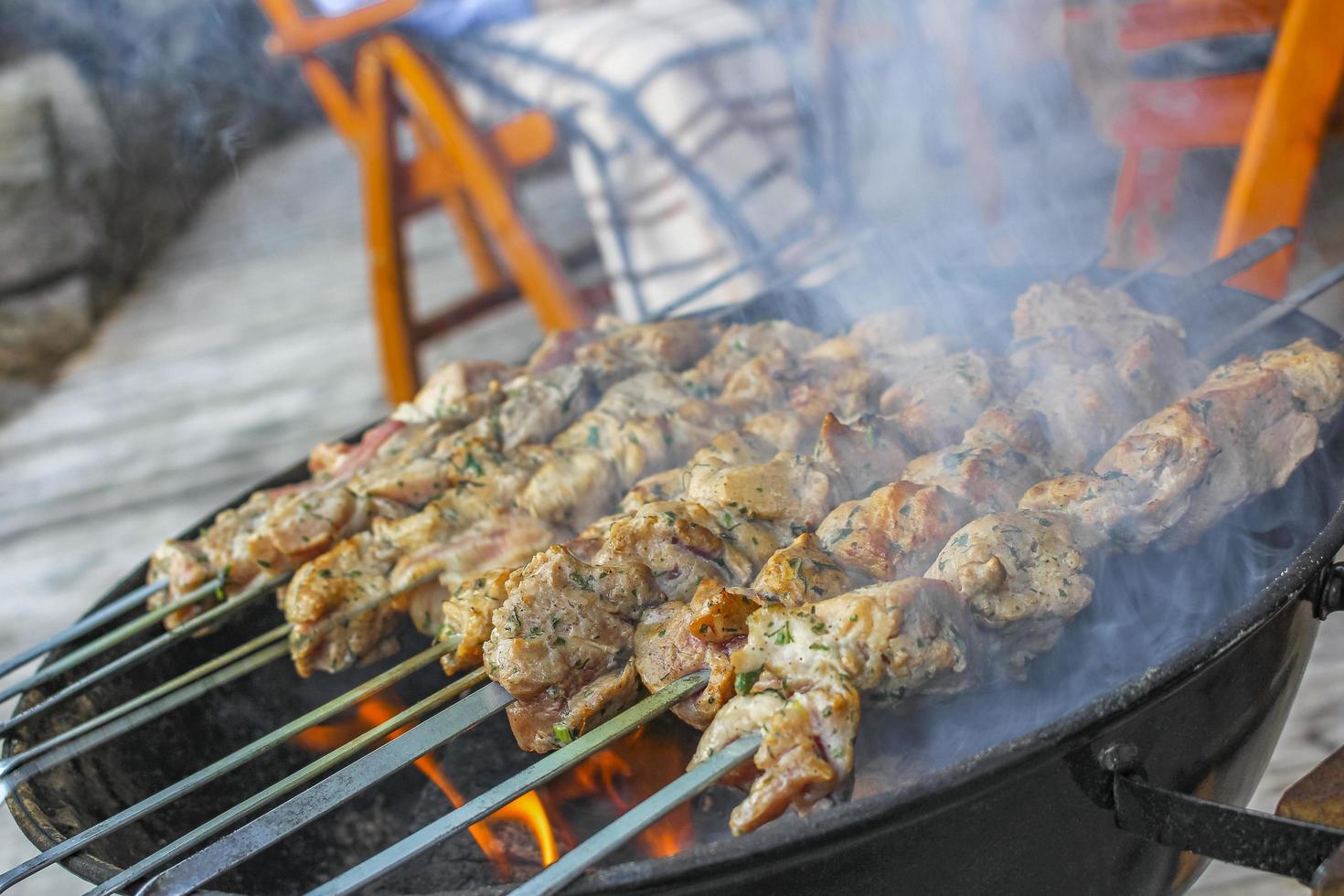 Russische sjasliek met spiesjes barbecue op een grill met rook. foto