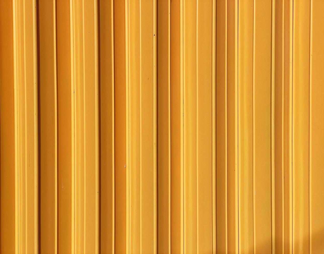 het gedetailleerde uiterlijk van de gele gevouwen deur. close-up van Aziatische architectuur. vouwdeur voor de winkel. foto