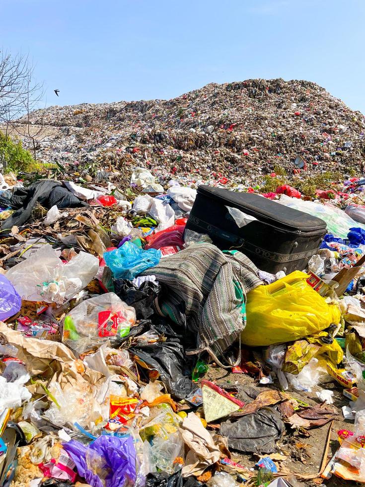 ponorogo, Indonesië, 2021 - stortplaats vol huishoudelijk afval foto