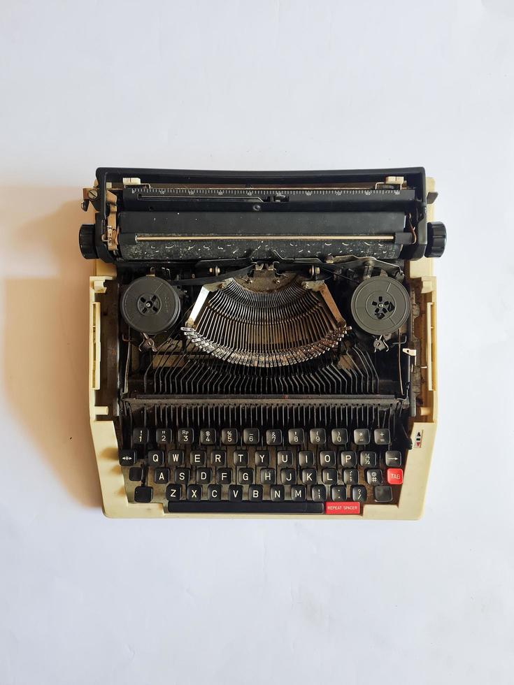de ouderwetse typemachine die vroeger werd gebruikt. de fout kan niet automatisch worden verwijderd en het klinkt luidruchtig. foto