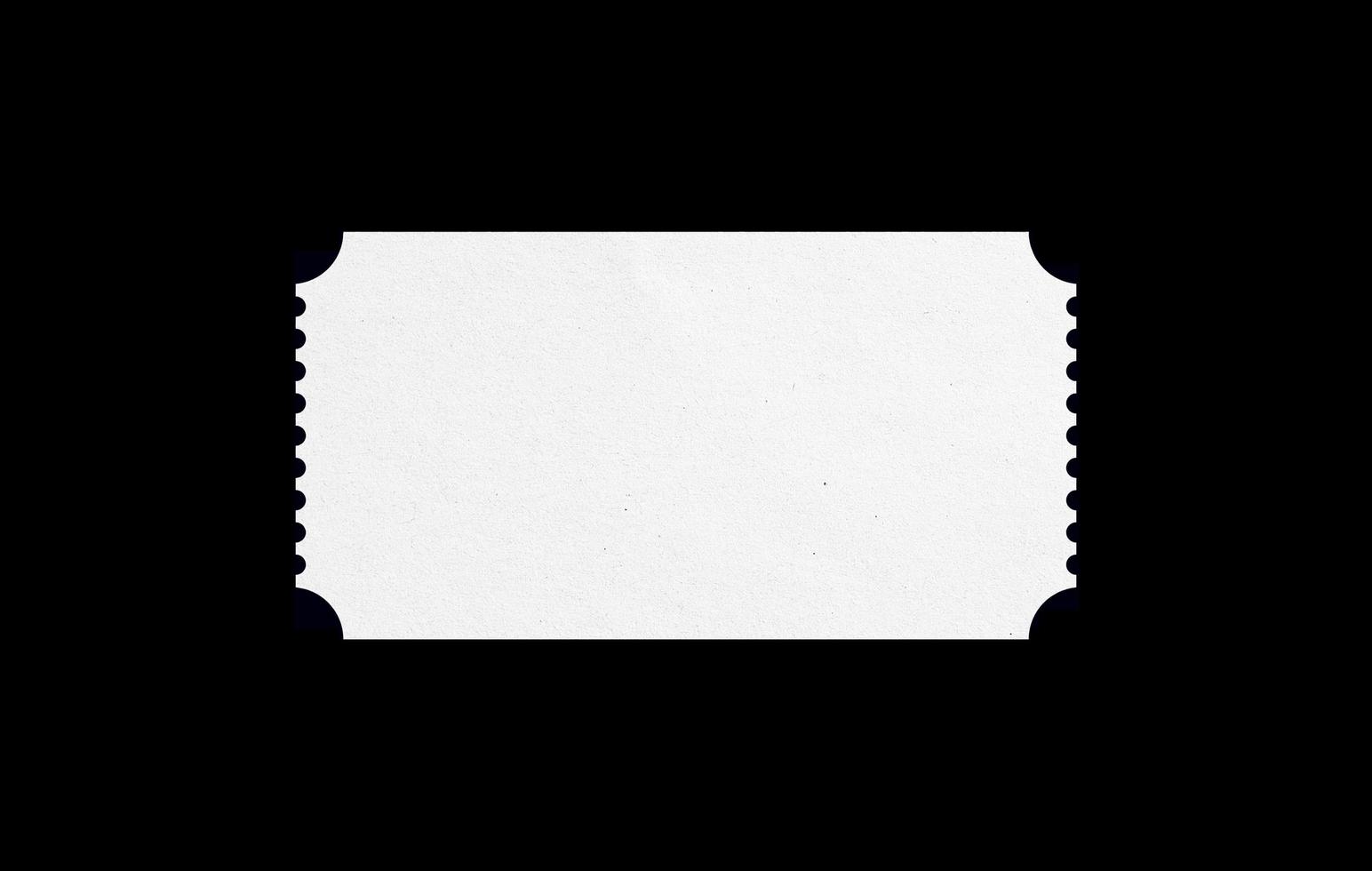wit blanco ticket met papieren patroontextuur voor mockupontwerp. geïsoleerde ticket formulier op zwarte achtergrond. foto
