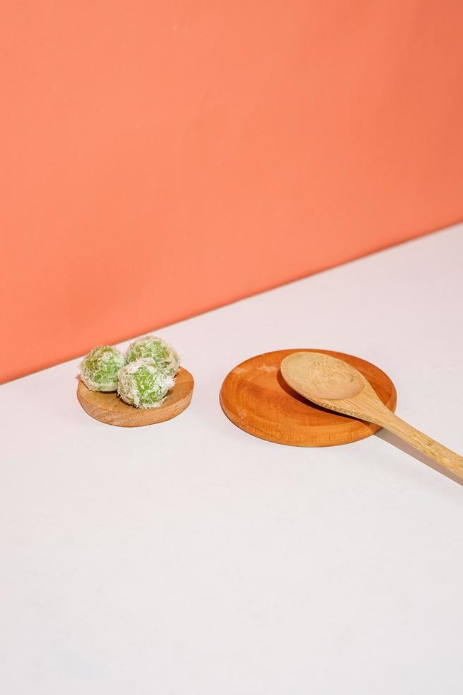 klepon, een van de traditionele Indonesische gerechten. de rijstbalcake in groen gevuld met bruine suiker. een lokale foodshot voor presentaties of promoties. foto