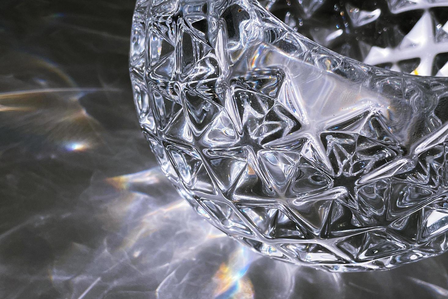 kristaltextuurclose-up die de glanzende en luxueuze indruk toont. close-upmening van een diamantornament voor creatief ontwerp. foto