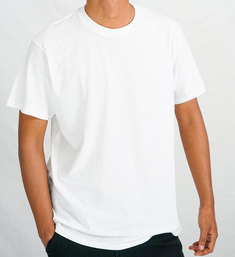 t-shirtmodel in witte kleur. een man met een t-shirt voor een mockup-kledingcatalogus. mockup-afbeelding van het vooraanzicht. foto