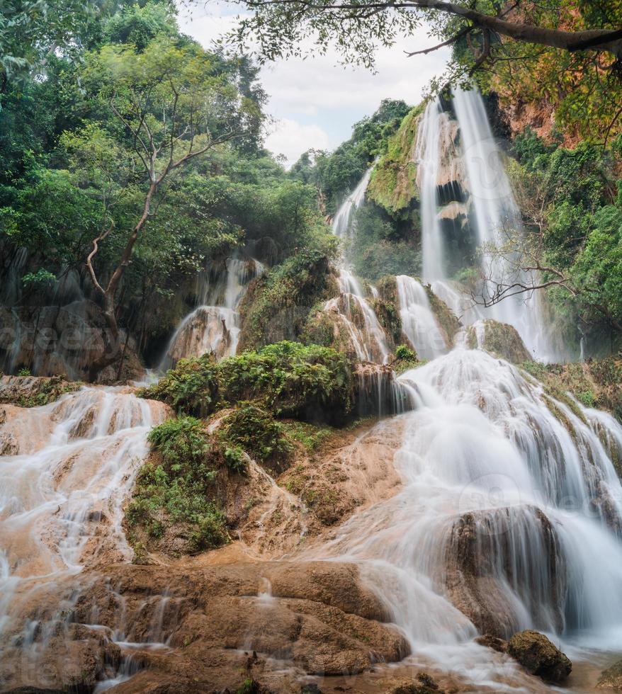 erawan waterval 7e verdieping met water dat stroomt in tropisch regenwoud in nationaal park foto