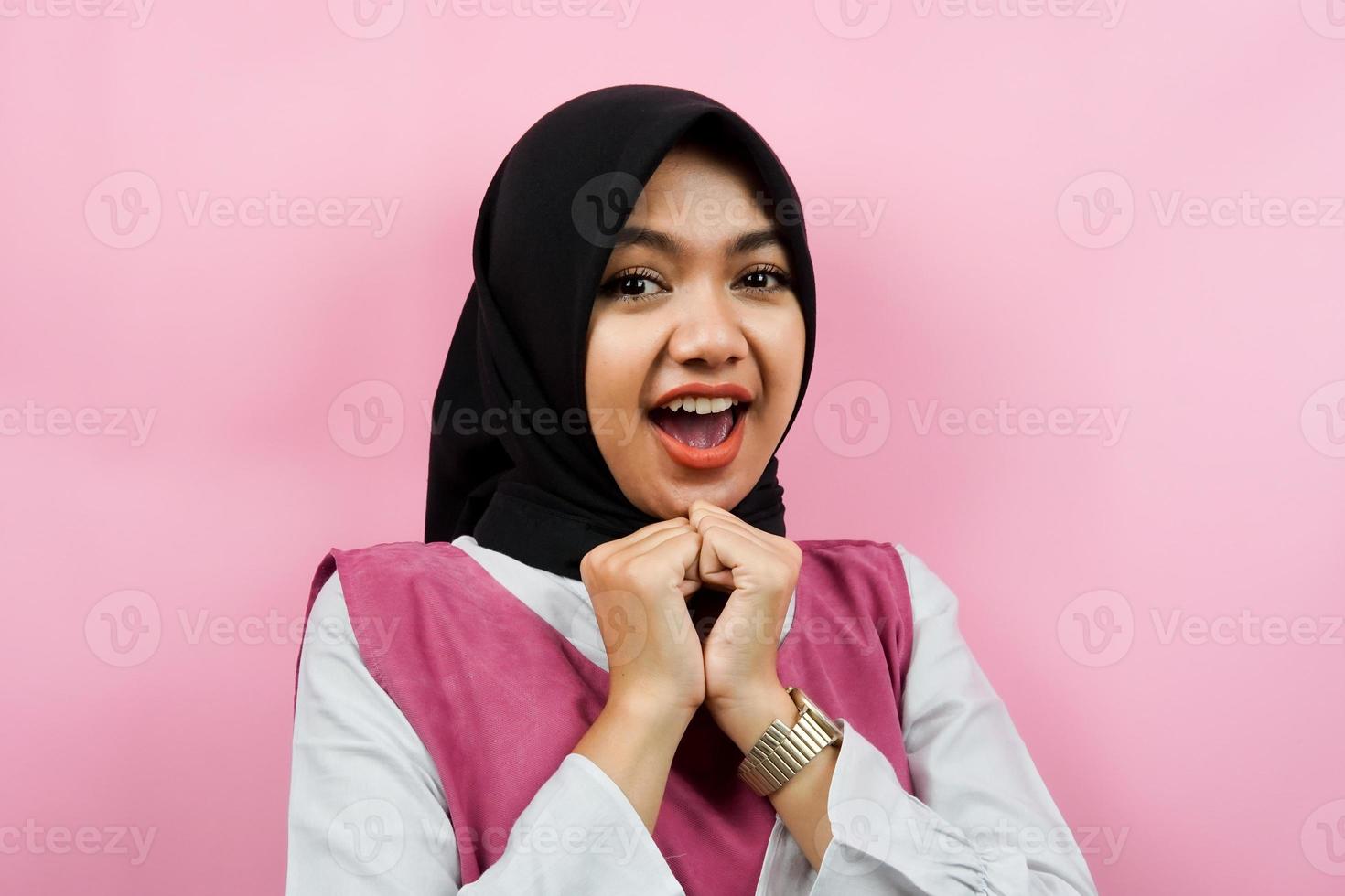 close-up van mooie en vrolijke jonge moslimvrouw geïsoleerd foto