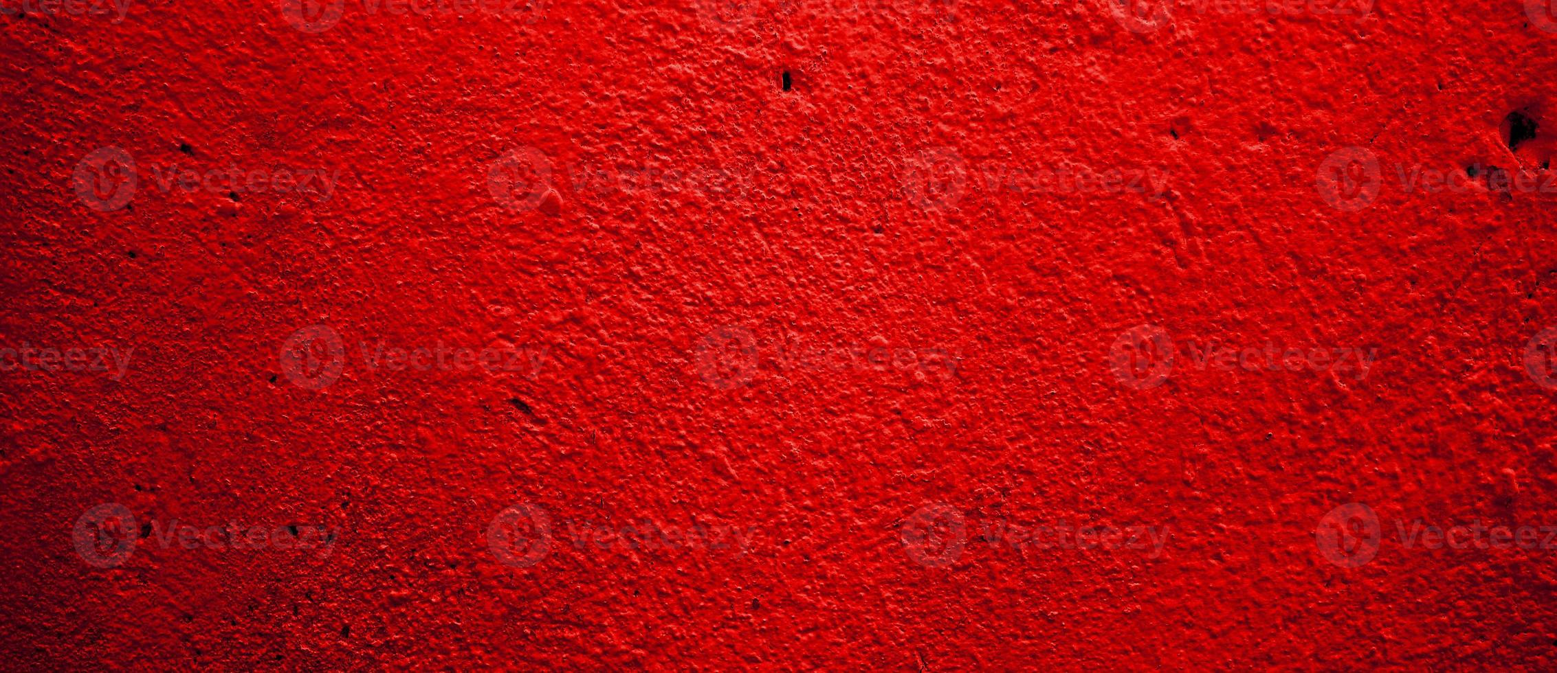 enge rode muur voor achtergrond. rode muur krassen foto