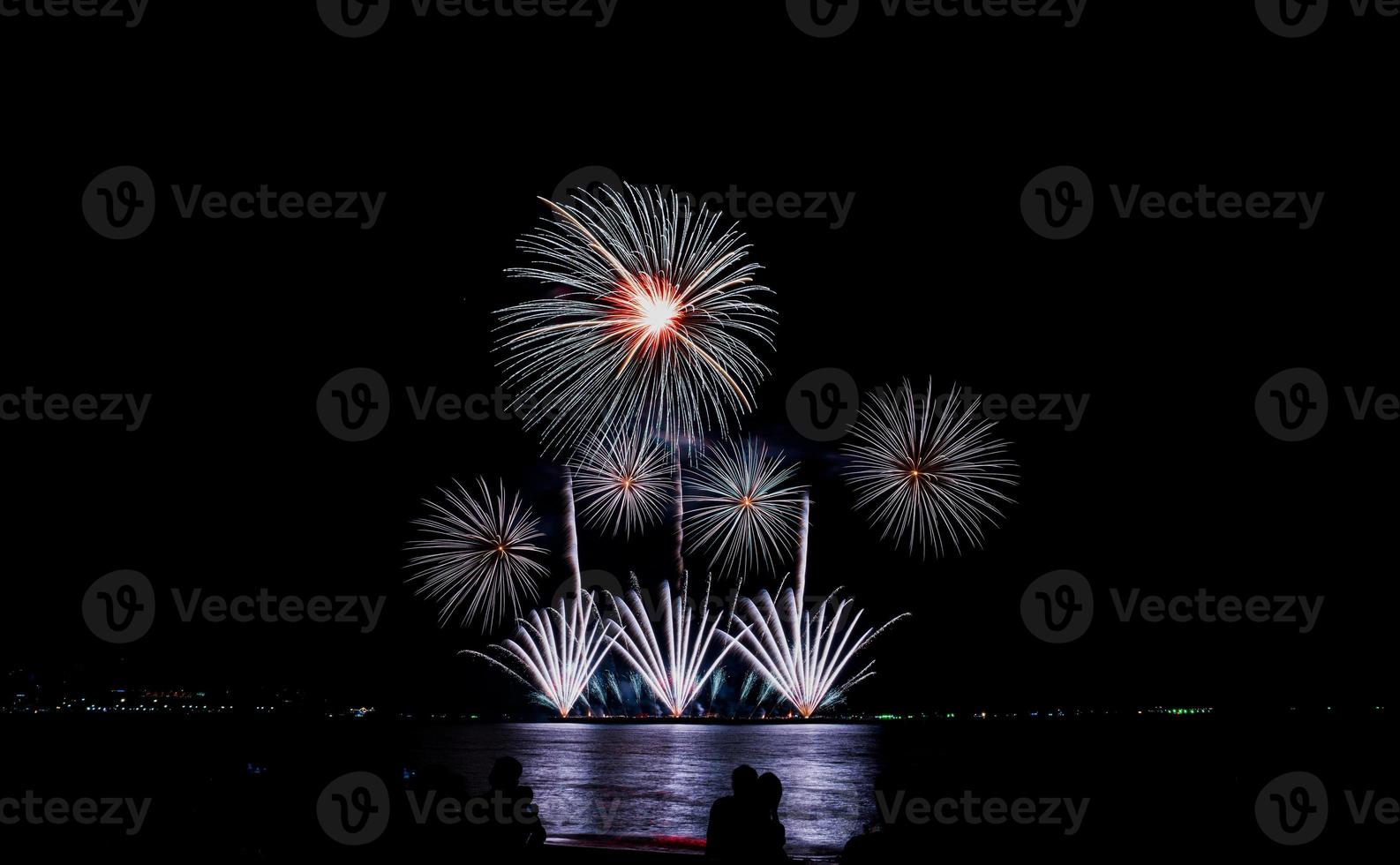 vuurwerk op zee in de nacht voor de viering van het nieuwe jaar foto