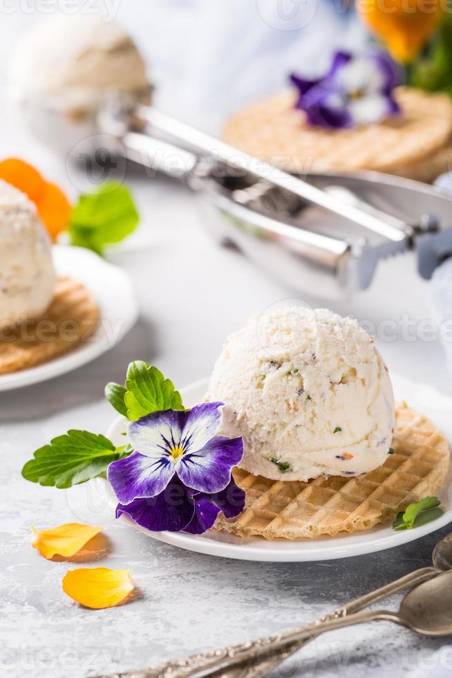 vanille-ijs met eetbare bloemen foto