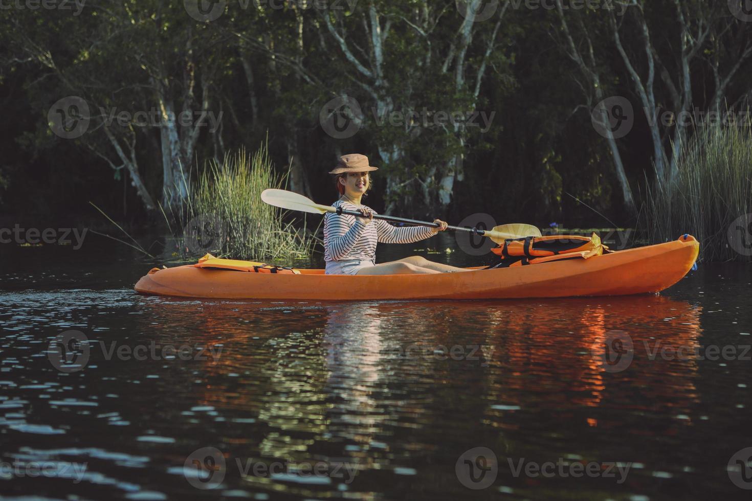 vrouw zeilen zeekajak bij mangrovebos kanaal foto