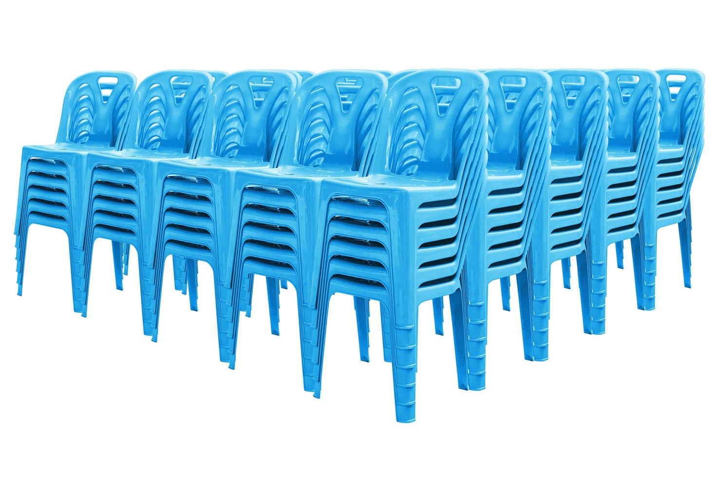 blauwe plastic stoelen geïsoleerd foto