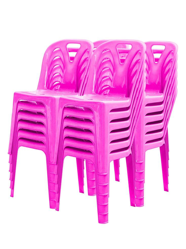 roze plastic stoelen geïsoleerd foto