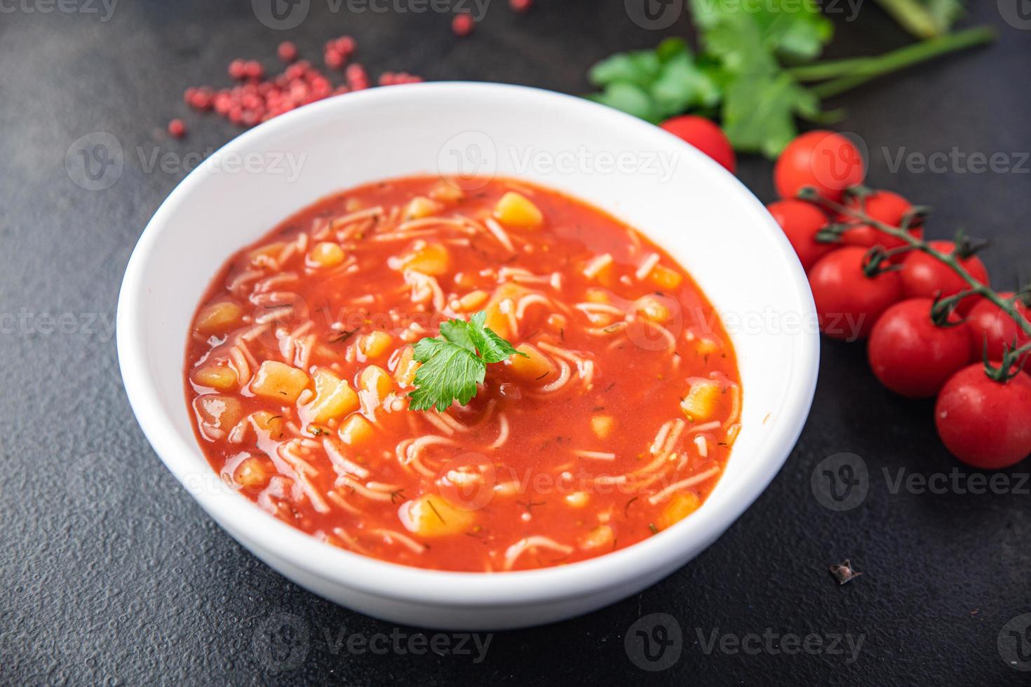 minestrone rode tmato soep bonen en groenten keto of paleodieet foto